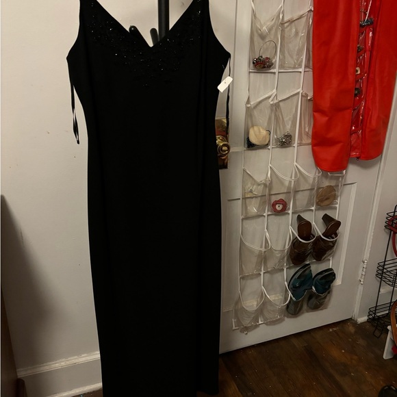 Evan Picone Dresses & Skirts - Beautiful Black Maxi Dress size 12